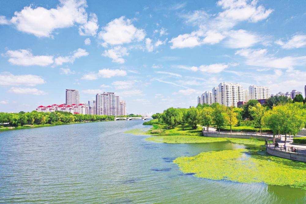 9月23日，徒駭河城區段藍天碧水、景色如畫，吸引不少市民前來游玩